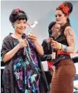  ?? Foto: Marcus Golling ?? Was für ein Duo! Trude Herr (Julia Bau kus, links) mit Amy Winehouse (Dalma Viczina.