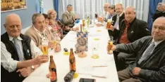 ?? Foto: Heike John ?? Auch am Tisch der Mitglieder aus der Region Süd in Mering und Umgebung wurde das Glas auf den heiligen Josef erhoben.