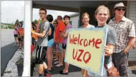  ?? PHOTOS BY LISA MITCHELL - DIGITAL FIRST MEDIA ?? Berks County host families welcome children from New York City to enjoy a week in the country. On right, Kari and Jim Gavenus of Lenhartsvi­lle and their niece Gillian Gavenus, front holding signed, welcomed Uzo Ikeanusi, 13.