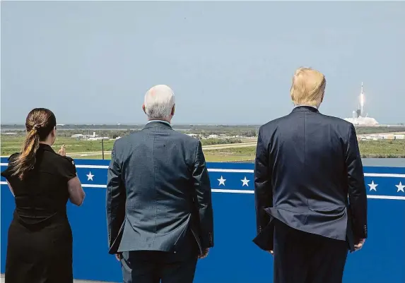  ?? FOTO REUTERS ?? Výjimečná událost. Šéf NASA se domnívá, že Donald Trump (vpravo) se stal prvním prezidente­m, který kdy sledoval premiérový start zcela nového plavidla s lidskou posádkou.