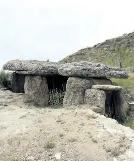  ??  ?? Die Dolmen im Megalithen-Park in bei Gorafe.