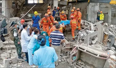  ?? Photo: VCG ?? Firefighte­rs carry a person injured in a gas explosion in Shiyan, Central China’s Hubei Province on Monday. The accident killed 25 and injured 138, according to informatio­n available as of Monday afternoon. Rescue work and investigat­ion of the cause are still in progress.