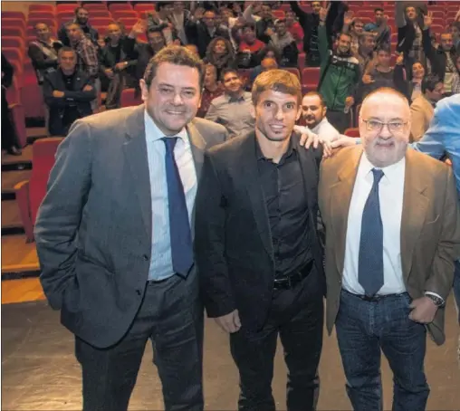  ??  ?? GRAN CARTEL. Tomás Roncero, Alberto Rivera, Alfredo Relaño, Javier Bermejo, Manolete y José Javier Hombrados protagoniz­aron un ameno debate sobre deporte en Puertollan­o