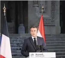  ??  ?? POSTURA. Emmanuel Macron responde a los medios, en Beirut.