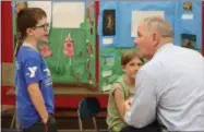  ?? CHARLES PRITCHARD - ONEIDA DAILY DISPATCH ?? Principal James Rozwood talks with a student at the second-grade animal habitat museum at E.A. McAllister on Friday, June 21, 2019.