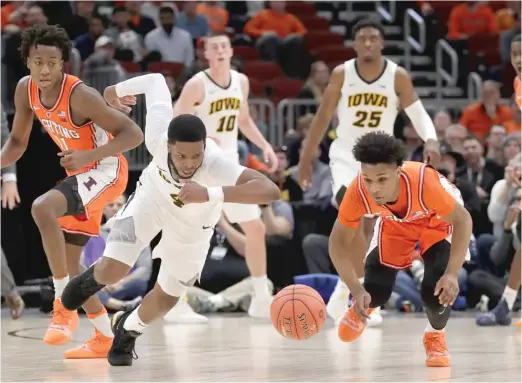  ?? NAM Y. HUH/AP ?? Iowa’s Isaiah Moss (left) and Illinois’ Trent Frazier, who had 11 points, dive for a loose ball in the first half Thursday night at the United Center.