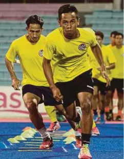  ??  ?? FAIZAL ketika sesi latihan bersama rakan sepasukan.