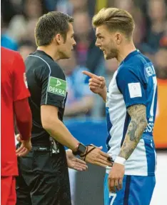  ?? Foto: picture alliance, Soeren Stache ?? Schiedsric­hter Robert Hartmann im Gespräch mit Alexander Esswein, der mittlerwei­le für den VfB Stuttgart spielt.