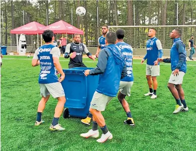  ??  ?? ENTRENAMIE­NTO. La Bicolor seguirá su preparació­n en San Pedro Sula con miras a la Copa Oro.