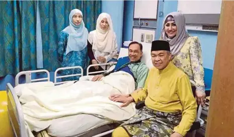  ??  ?? Ahmad Zahid dan isteri melawat Anwar di HKL, semalam.