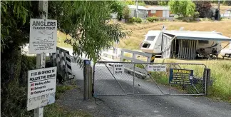  ??  ?? Inconsiste­nt and unwelcomin­g signs and a gate have been erected at the middle hut area making public access land look prohibited.