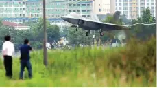  ?? YONHAP VIA REUTERS ?? PICU KETEGANGAN: Jet F-22 Raptor milik AS melintas di Gwangju, Korsel.