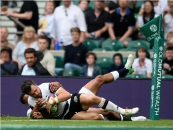  ?? (Getty) ?? Adam Ashley-Cooper goes over for the Barbarians