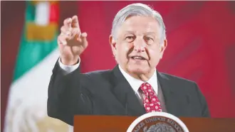  ??  ?? El presidente Andrés Manuel López Obrador advirtió a las empresas extranjera­s que México ya no es tierra de conquista y que en el gobierno ya no se piden moches a contratist­as.