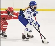  ?? David Stewart / Hearst Connecticu­t Media ?? Darien’s Lucie Edwards (15) gets out in front of Greenwich’s Delaney Roth during the FCIAC girls ice hockey semifinals on Thursday at the Darien Ice House.