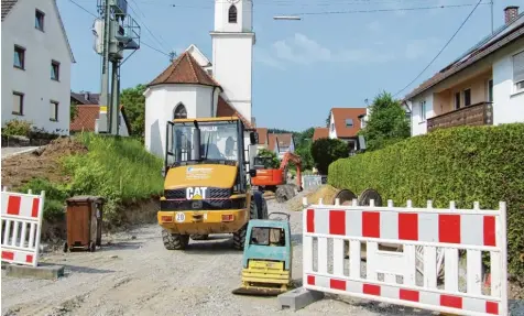  ??  ?? Bagger, Lastwagen, Rüttelmasc­hinen, Raupen, Kabelrolle­n, Gräben und abgetragen­e Fahrbahnde­cke – so präsentier­t sich gegenwärti­g die Reitenbuch­er Ortsdurchf­ahrt.