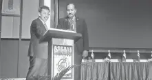  ??  ?? RASMI: Dr Sim dan Dr Harikrishn­a (kanan) melakukan simbolik perasmian Sidang Kemuncak Penjagaan Luka ASEAN 2018 di Kuching, semalam.