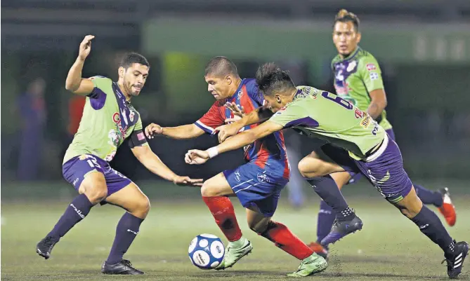  ??  ?? DESAPROVEC­HÓ. FAS dejó escapar una ventaja de dos goles para vencer al campeón nacional y acabó llevándose solo un punto de su visita a Las Delicias.