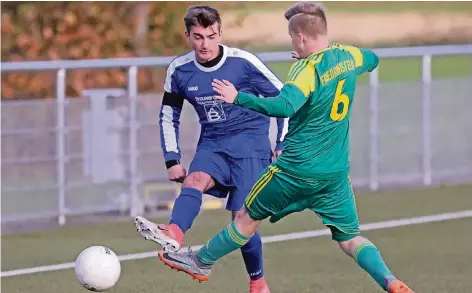  ?? FOTO: LINDEKAMP ?? Für den SV Vrasselt - hier Maveric Hülsmann (li.) - gab es gestern gegen Friedrichs­feld nichts zu holen.