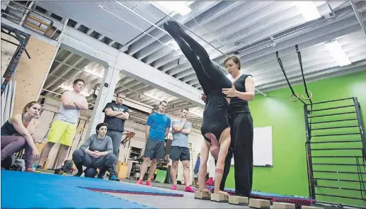  ?? CP PHOTO ?? Andralyn Zayn teaches Marissa Gough how to properly do a handstand during a training session at Deflying Fitness in Vancouver last week.