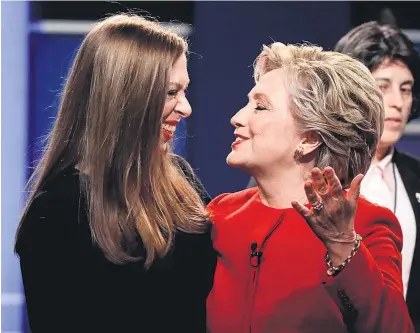  ??  ?? Democratic nominee Hillary Clinton with her daughter Chelsea at Hofstra University.