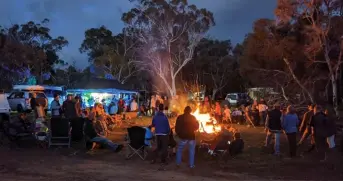  ??  ?? Evening gathering, Aussie-style. Now that’s what we’d call a campfire . . .