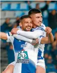  ??  ?? Franco Jara y Víctor Guzmán celebran un tanto de Pachuca.