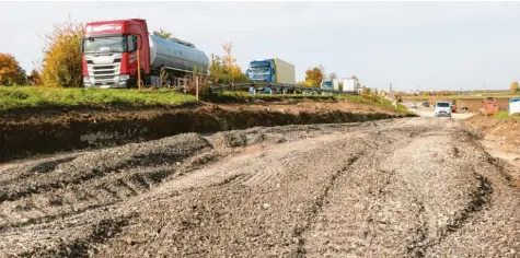  ?? Foto: David Holzapfel ?? Zwischen Nördlingen und Möttingen soll in fünf bis sechs Wochen der B 25‰Verkehr an einer Stelle auf einen ausgebaute­n Wirtschaft­sweg umgeleitet werden. Die Bauarbeite­n dazu sind aktuell in vollem Gange.