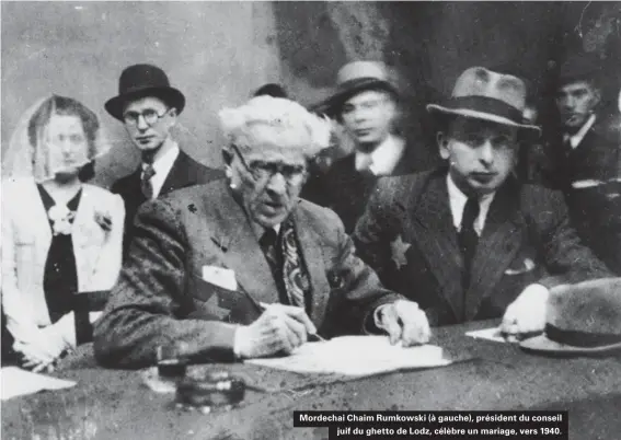  ??  ?? Mordechai Chaim Rumkowski (à gauche), président du conseil juif du ghetto de Lodz, célèbre un mariage, vers 1940.