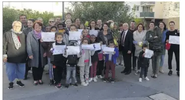  ?? (Photo C. R.) ?? Un diplôme de chasseurs de déchets a récompensé les jeunes plein de bonne volonté