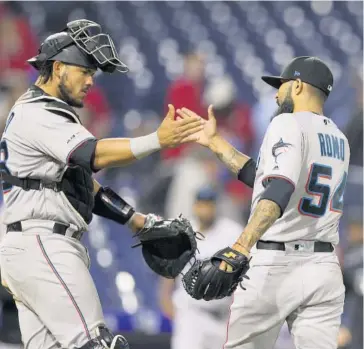  ?? FOTO: AP ?? > El receptor Jorge Alfaro celebra con Sergio Romo al concluir el encuentro.