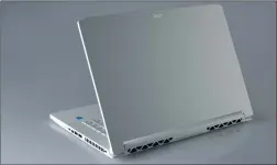  ??  ?? Das Acer-Notebook ist in schickem Weiß gehalten, die Oberfläche ist mit verstärken­dem Keramik beschichte­t.