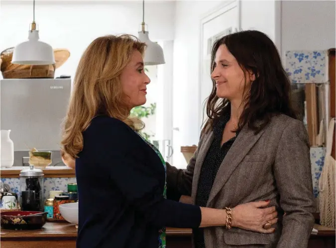  ??  ?? Catherine Deneuve og Juliette Binoche spelar mor og dotter i «Sannheten». Dei smiler når dei møtest – men så enkelt er det ikkje.