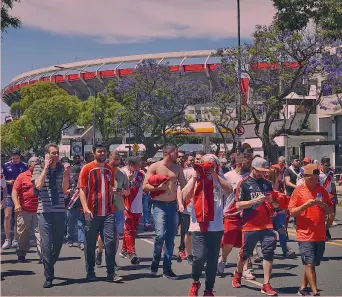  ??  ?? I tifosi del River vogliono la finale di Libertador­es al Monumental: qui lo scorso 24 novembre