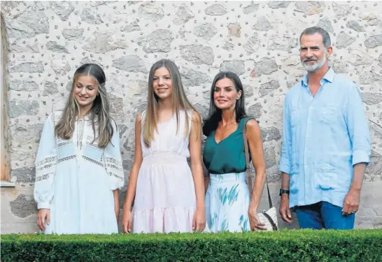  ?? EFE ?? Los Reyes, la princesa Leonor y la infanta Sofía en el tradiciona­l posado este año en la Cartuja de Valldemoss­a.