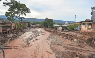  ?? LUIS ROBAYO/AFP/GETTY IMAGES ?? Mudslides caused by heavy rains tore through Mocoa, Colombia, early Saturday. Rescuers clawed through piles of muck and debris Sunday in search of survivors.