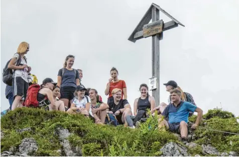  ?? Foto: Martin Seifert ?? Der SV Wattenweil­er klettert nicht nur auf dem Sportplatz nach oben: Um während der Corona‰Zwangspaus­e ein bisschen aktiv zu bleiben und die Gemeinscha­ft zu pflegen, wanderten die Fußballeri­nnen zum Imberger Horn.