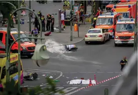  ?? FOTO: MICHAEL SOHN/TT-AP ?? ■ En bil rammade förbipasse­rande människor i en stimmig korsning i ett shoppingom­råde i centrala Berlin.