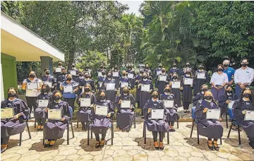  ??  ?? Graduandos. Foto oficial de los graduados de la décimo cuarta promoción.