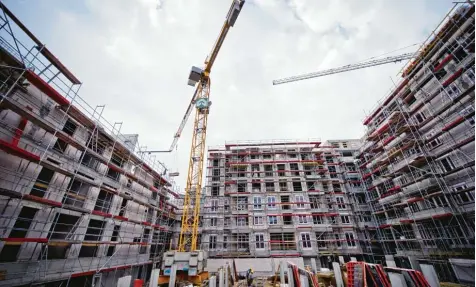  ?? Foto: Daniel Naupold, dpa ?? In Deutschlan­d wird zwar mehr gebaut als früher, doch noch immer fehlen Wohnungen – und so steigen die Preise.