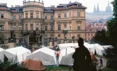  ?? Foto: dpa ?? Vor der deutschen Botschaft in Prag schliefen DDR-Bürger. Sie warteten auf die Ausreise in der Bundesrepu­blik Deutschlan­d.