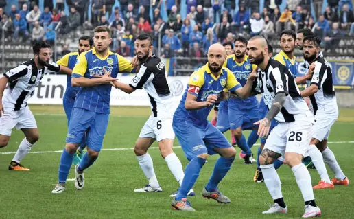  ?? di Filippo Baffa e Gabriele Noli ?? Un’immagine della sfida CarrareseS­iena disputata ieri allo stadio dei Marmi finalmente aperto al pubblico seppur parzialmen­te