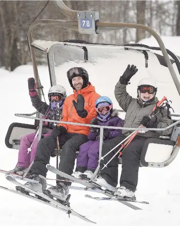  ??  ?? Comme bien des Québécois, la famille Poirier a profité de la relâche pour aller faire du ski à Stoneham.