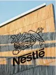  ?? Foto: dpa ?? Das Logo von Nestlé zeigt ein Vogelnest, in dem zwei hungrige Jungvögel auf Fut ter warten.