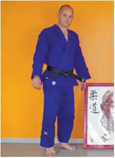  ??  ?? Julien Vincent avec son kimono de l’équipe de France en juin 2016, juste avant son départ aux championna­ts d’Europe.