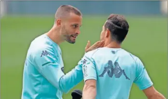  ??  ?? Canales habla con Guardado en un entrenamie­nto del Betis.