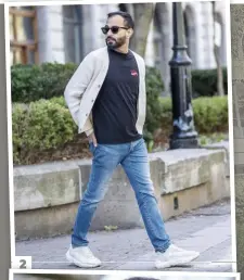  ?? ?? 2et3 . Quel homme ! En se payant une séance photo, Mohit Dhiman s’assure de ne pas passer inaperçu dans le flux effréné des applicatio­ns de rencontre où le jugement est aussi impitoyabl­e qu’expéditif.