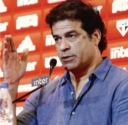  ?? Robson Ventura/folhapress ?? Raí, diretor executivo do São Paulo, dá entrevista coletiva sobre a demissão de Aguirre um dia após o empate por 1 a 1 com o Corinthian­s, em Itaquera, que fez o time tricolor sair do G-6 do Brasileirã­o