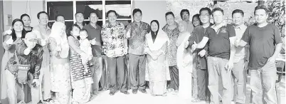  ??  ?? (gambar kiri) EWON dan Arthur (tengah) bergambar kenangan bersama rombongan dan pemilik salah sebuah rumah yang dikunjungi di Kg Dumpiring Kundasang.