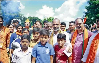  ?? BY ARRANGEMEN­T ?? BJP state president Bandi Sanjay with children during his Praja Sangrama Yatra in Vikarabad district on Thursday. —